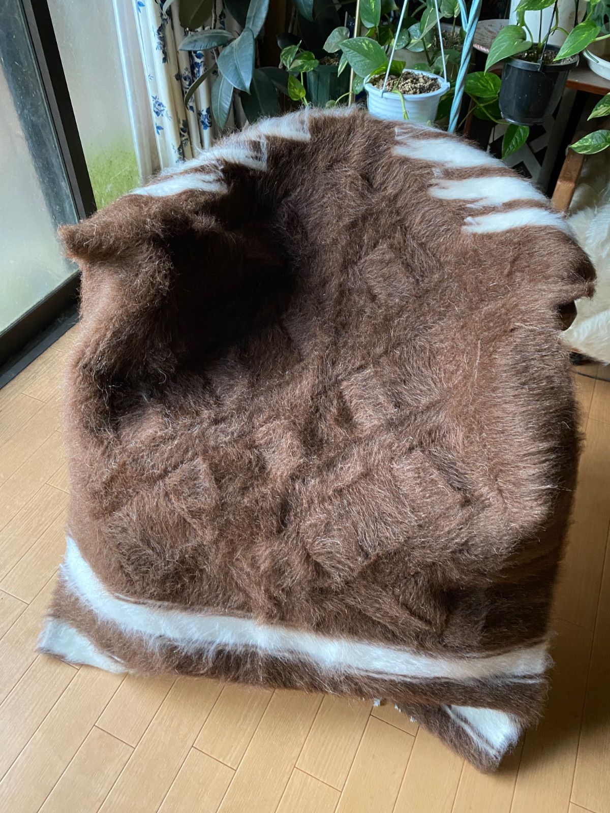 アンゴラヤギの染料なし自然のモヘアで手織りで織られた毛布 しっかりした織でラグにも最適