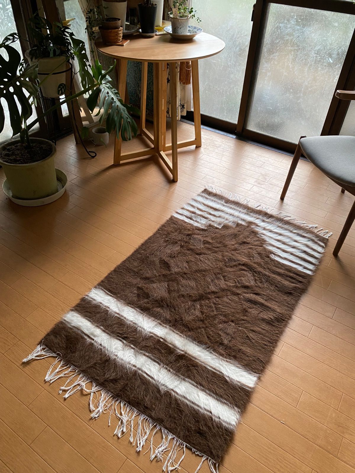 しっかりした織でラグにも最適 チョコレート茶と白のコンビ