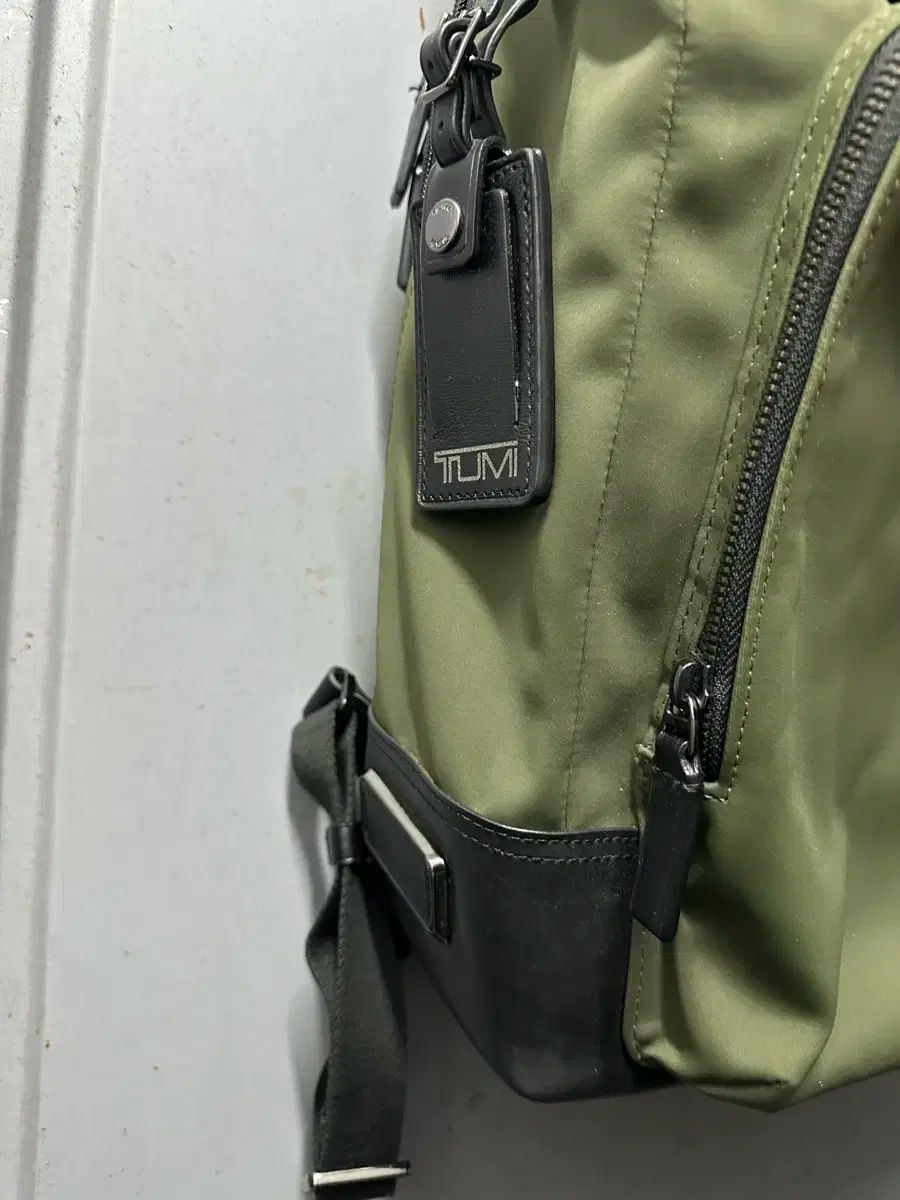 トゥミ ロールトップ バックパック