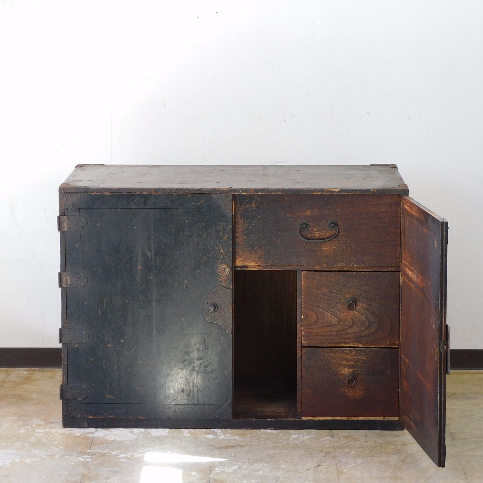 江戸期 黒々とした櫃 帳場箪笥 HK-a-05604 | 古民具 長持 バンダヂ バンダジ 時代箪笥 銭箱 銭函 民藝 古民芸