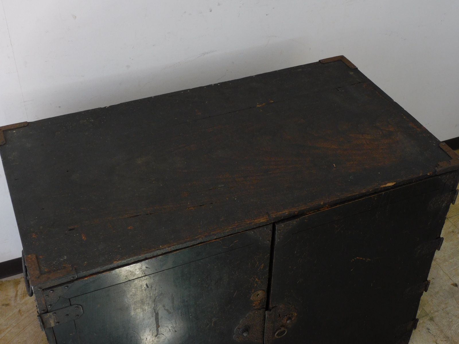 江戸期 黒々とした櫃 帳場箪笥 HK-a-05604 古民具 長持 バンダヂ バンダジ 時代箪笥 銭箱 銭函 民藝 古民芸 NEXPOTALLINN_EU