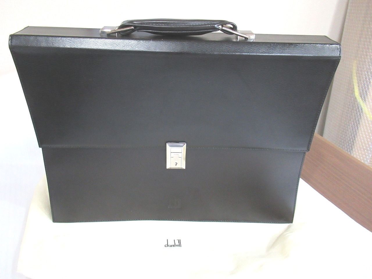 dunhill ダンヒル 本革 レザー メンズ ビジネスバッグ ブリーフケース 書類ケース ほぼブラック 黒 シルバー金具 問題なくご使用いただけますが 正面の鍵がありません