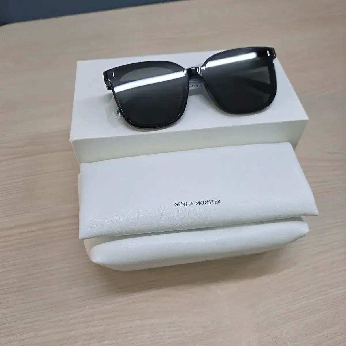 GENTLE MONSTER サングラス ケース付き GENTLE MONSTER ブラックサングラス ケース付き gentle monster