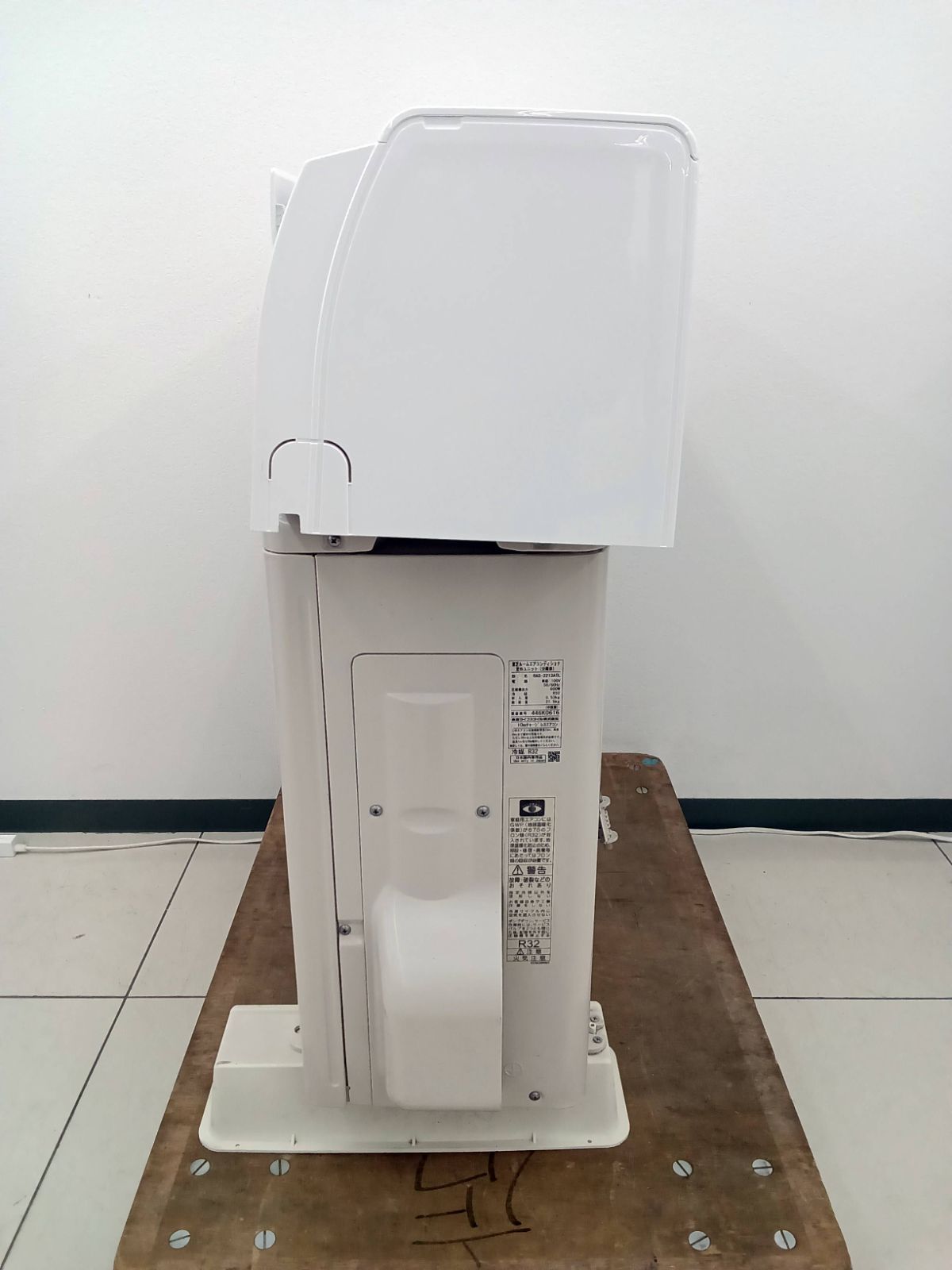 関東地域 販売 TOSHIBA ルームエアコン 製 2.2kw 室外機セット 取付工事無 H482