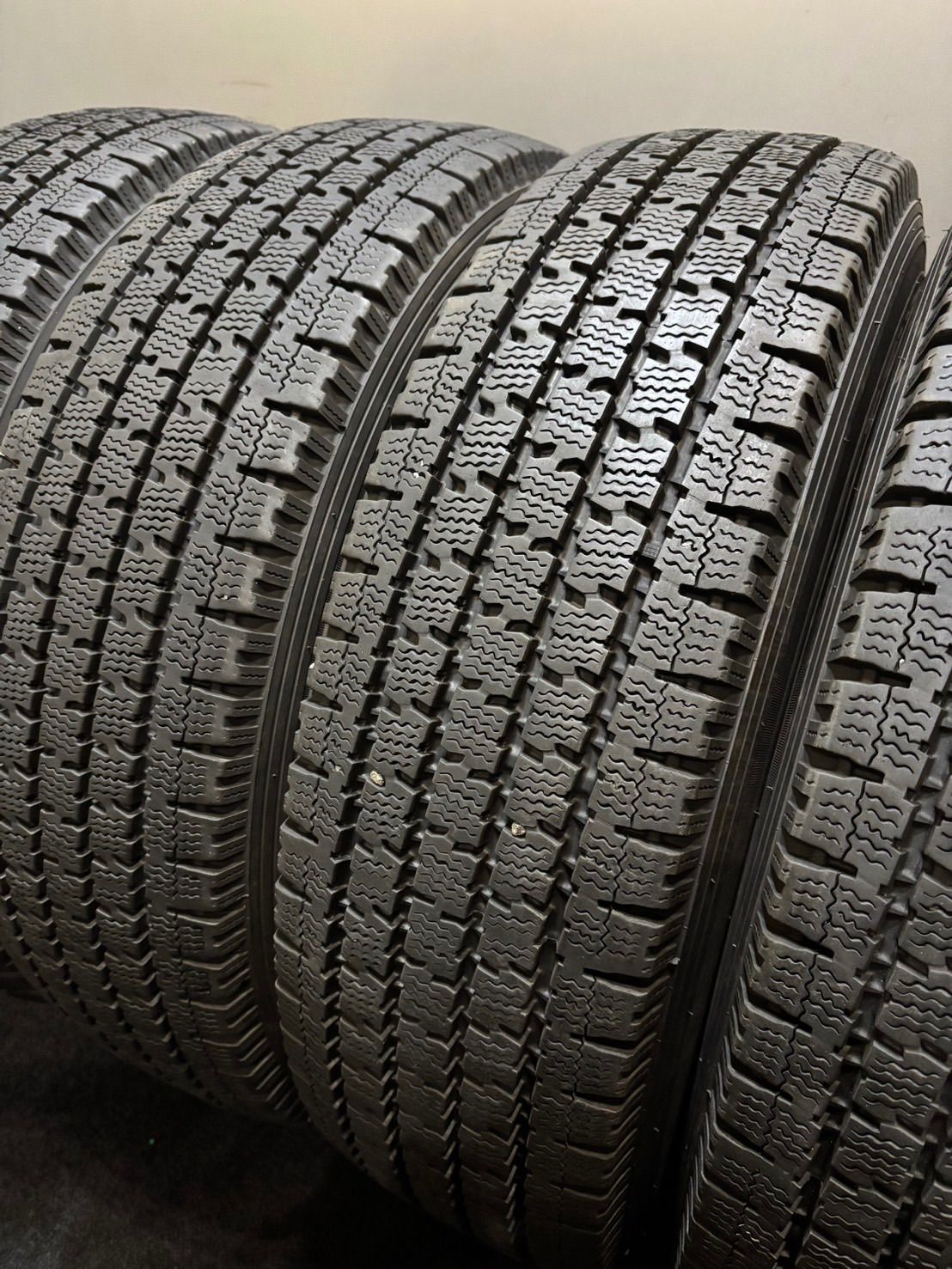 195|80R15 107|105N LT TOYO|DELVEX 935 21年製 スタッドレス 4本 ハイエース キャラバン 3-K450