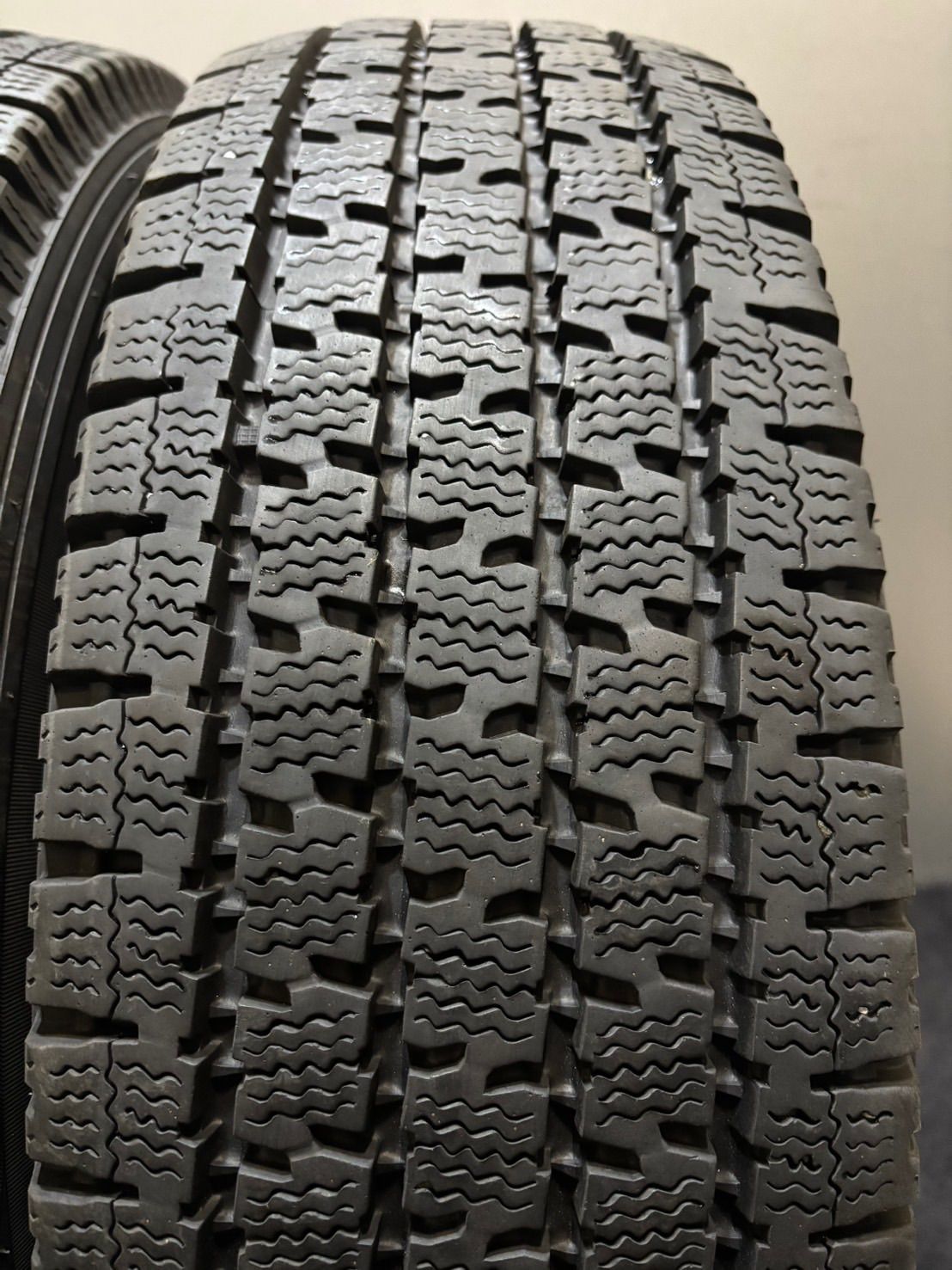 195|80R15 107|105N LT TOYO|DELVEX 935 21年製 スタッドレス 4本 ハイエース キャラバン 3-K450