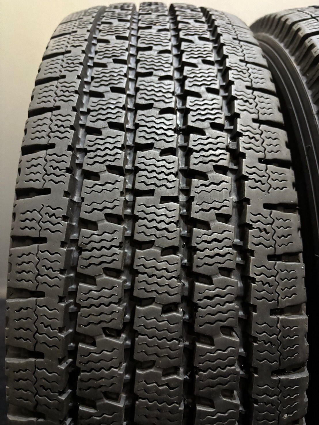 195|80R15 107|105N LT TOYO|DELVEX 935 21年製 スタッドレス 4本 ハイエース キャラバン 3-K450 FFCRYSTALESIA_COM