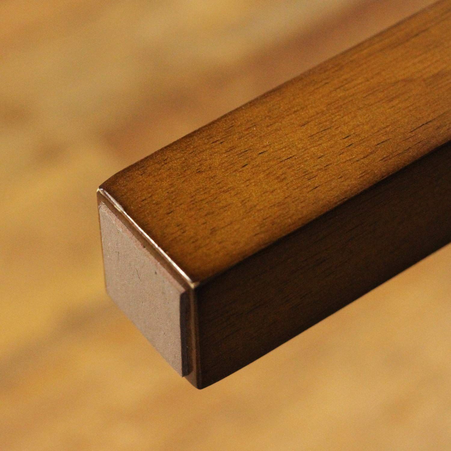 脚部天然木使用