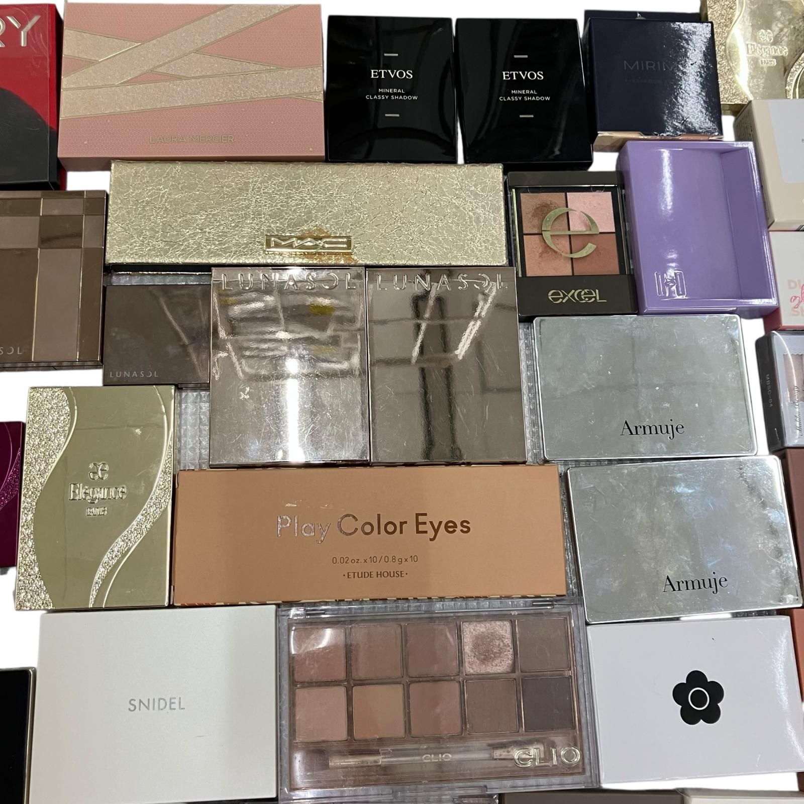 大量 アイシャドウ