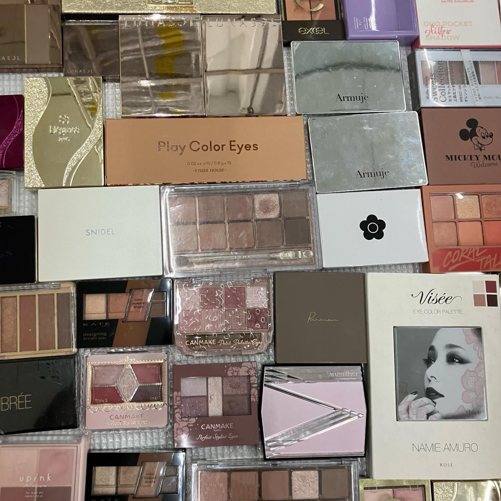 大量 アイシャドウ