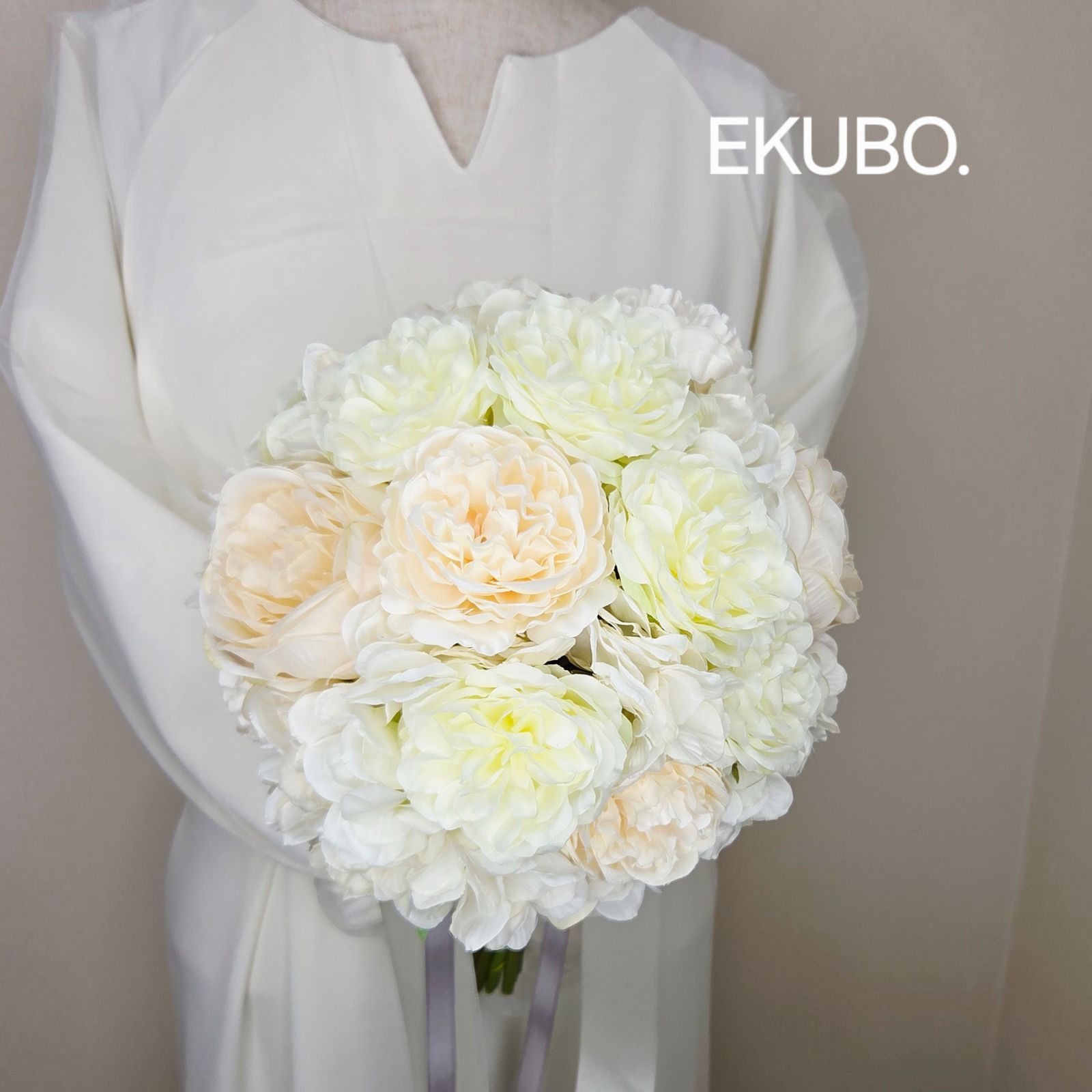 ブートニア付き アイボリーローズとあじさいのクラッチブーケ