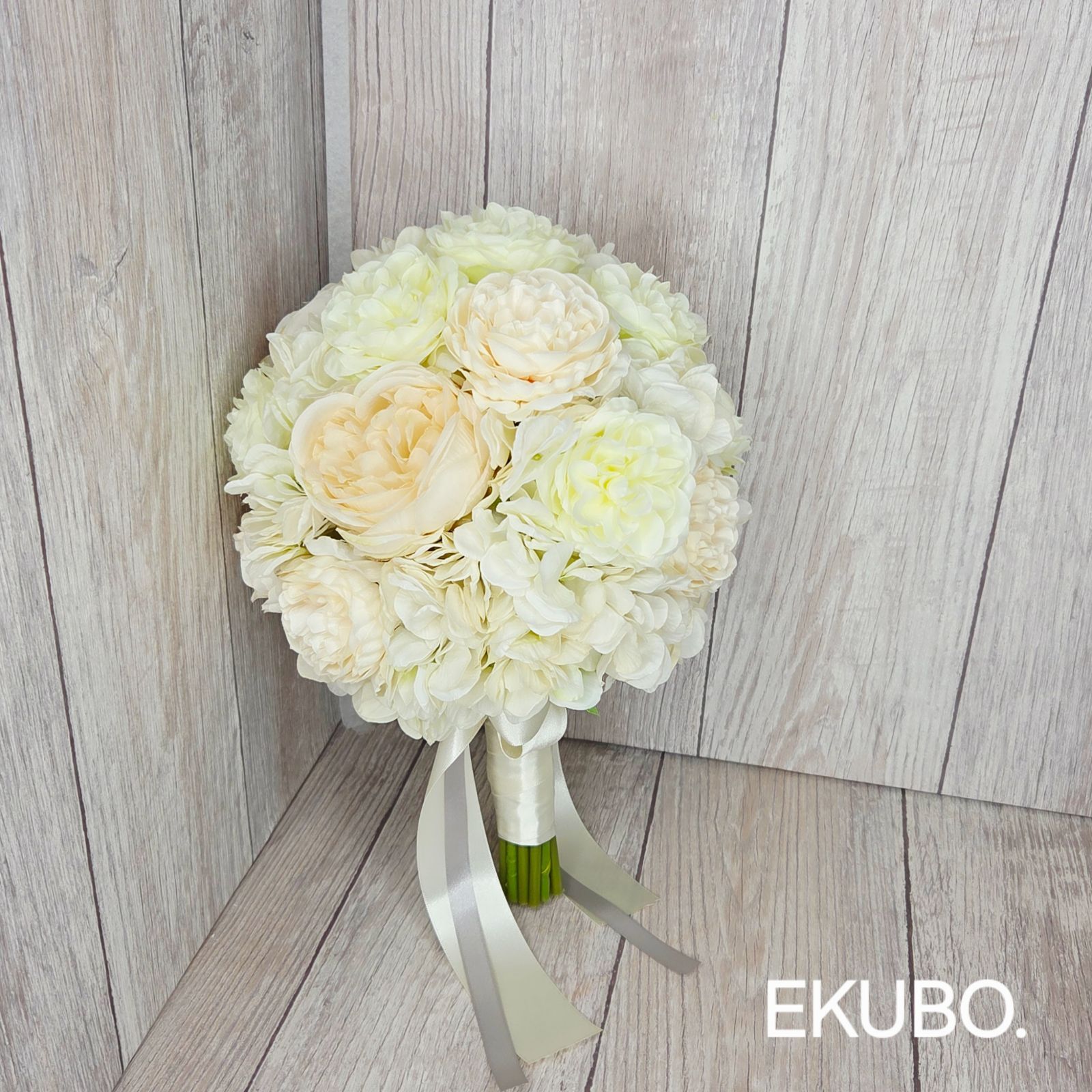 アイボリーローズとあじさいのクラッチブーケ s