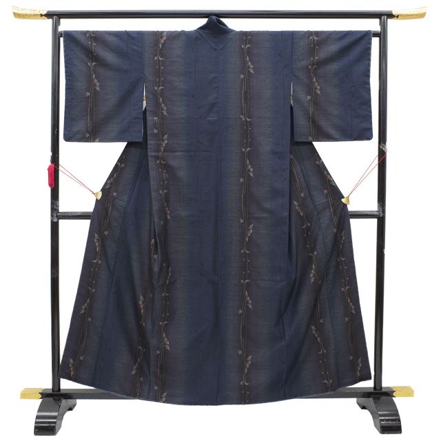 新古品 すごい値 本場大島紬 着物 正絹 袷 7マルキ 藍色 こげ茶 草花 泥染 大カジュアル やまと扱い 仕立て上がり 身丈161 裄丈65 Mサイズ 春 秋 冬 谷崎絹織物 すごいね みやがわ nek01525