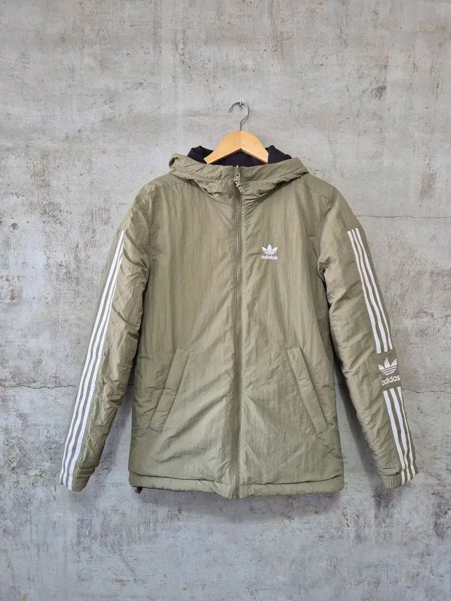 アディダス リバーシブル アウター ダウン
