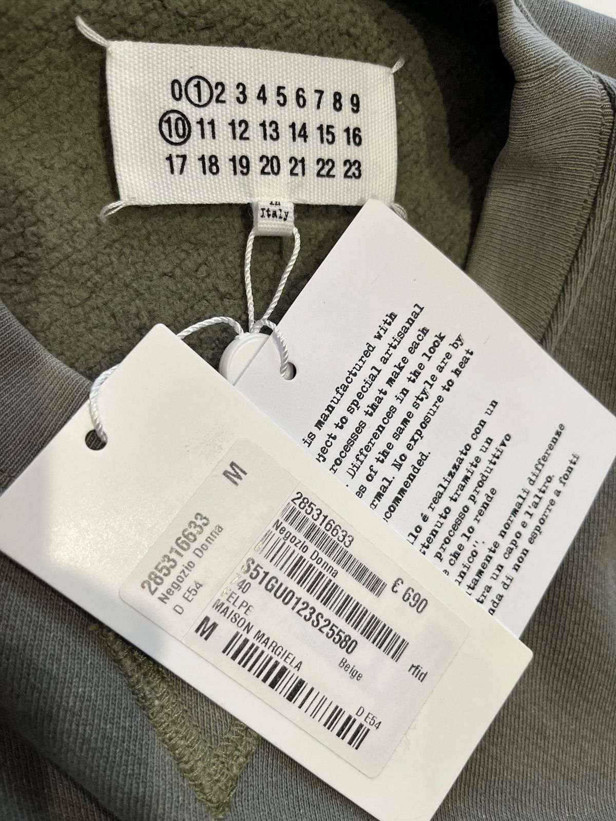 メゾンマルジェラ カットソー スウェットシャツ 古着風ダメージロゴ 新品カーキM メゾンマルジェラ カットソー スウェットシャツ 古着風ダメージ