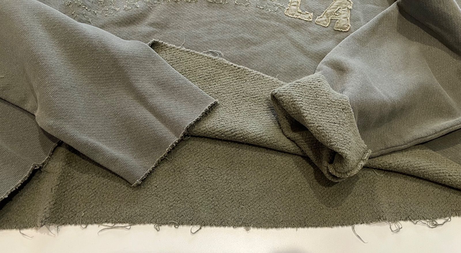 メゾンマルジェラ カットソー スウェットシャツ 古着風ダメージロゴ 新品カーキM メゾンマルジェラ カットソー スウェットシャツ 古着風ダメージ