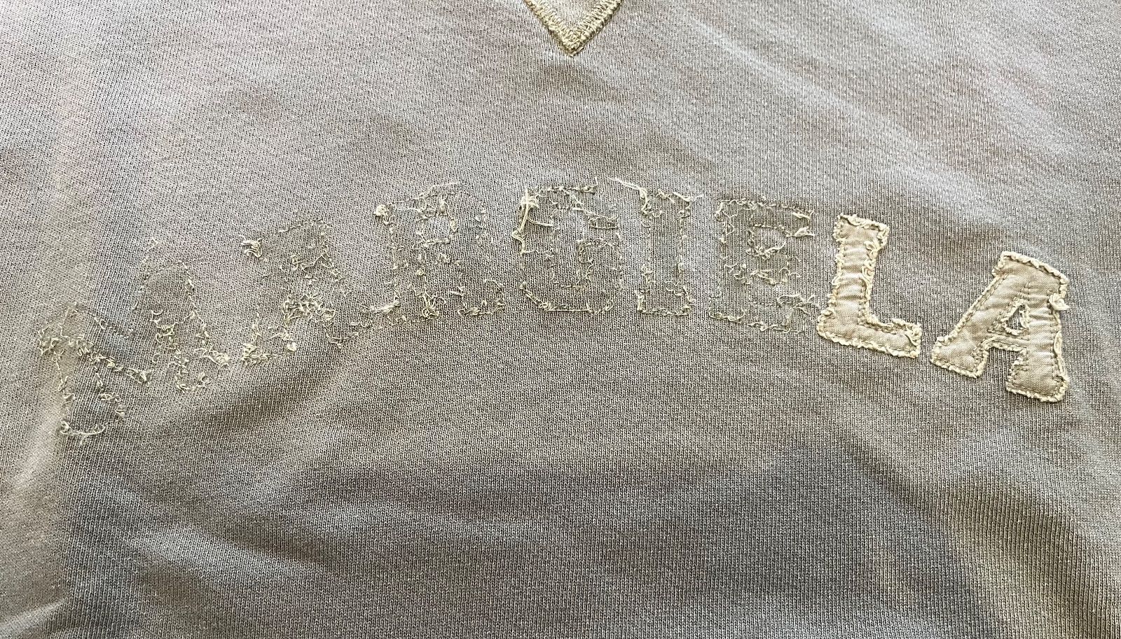 メゾンマルジェラ カットソー スウェットシャツ 古着風ダメージロゴ 新品カーキM メゾンマルジェラ カットソー スウェットシャツ 古着風ダメージ