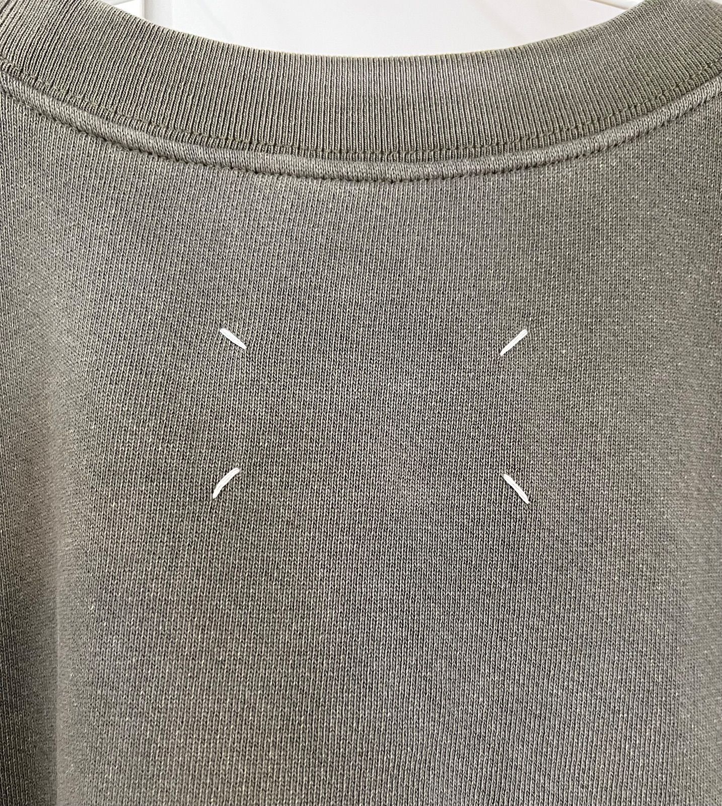 メゾンマルジェラ カットソー スウェットシャツ 古着風ダメージロゴ 新品カーキM メゾンマルジェラ カットソー スウェットシャツ 古着風ダメージ