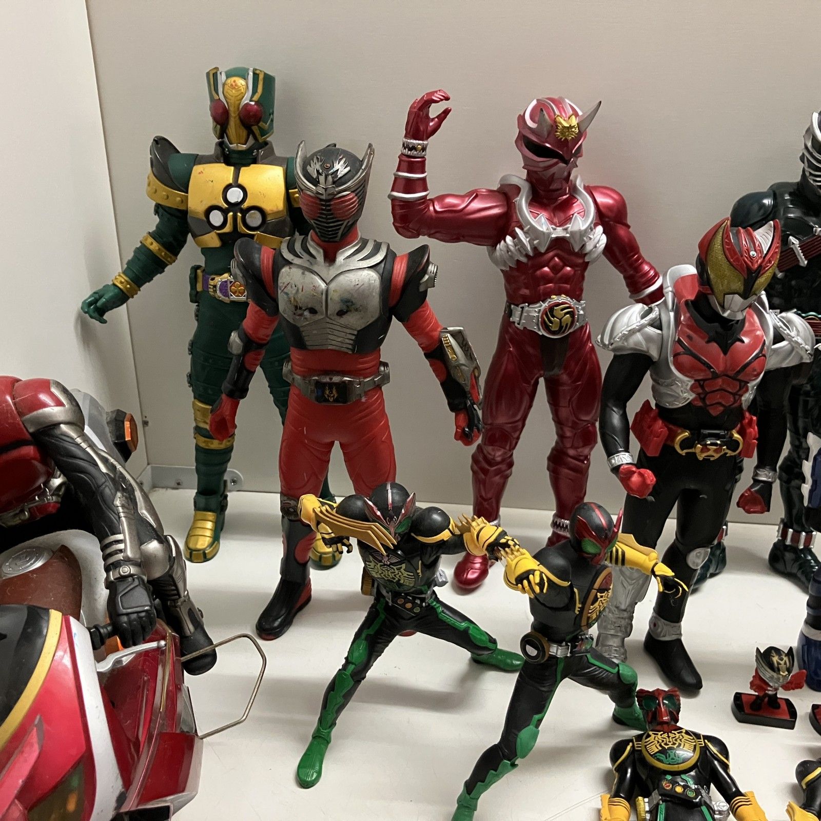 品 BANDAI バンダイ 50点 まとめ商品 仮面ライダーフィギュア Ｗ カブト クウガ オーズ ギーツ 響鬼など 色紙あり 5 9 kg