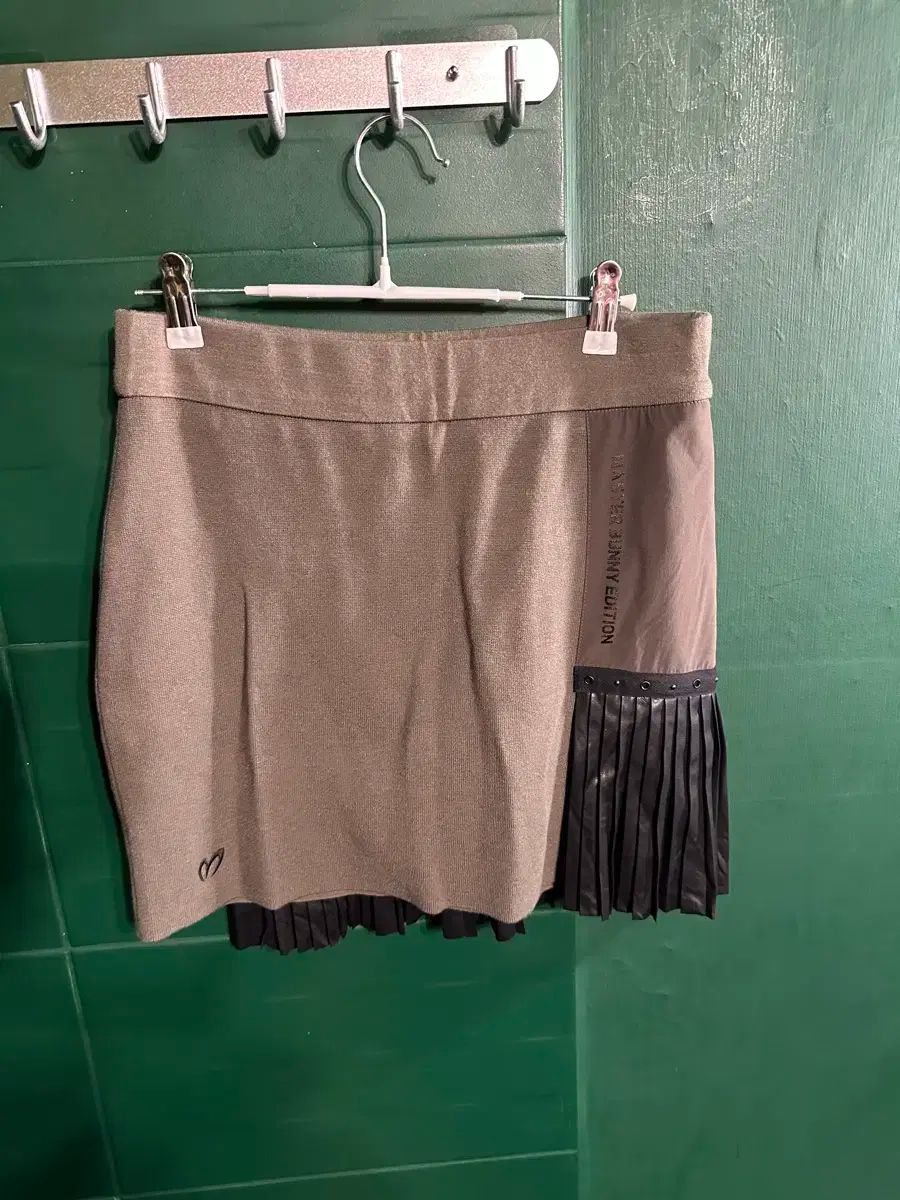 マスターバニーエディション プリーツ ゴルフ ニット スカート 2サイズ 28インチ ベージュ