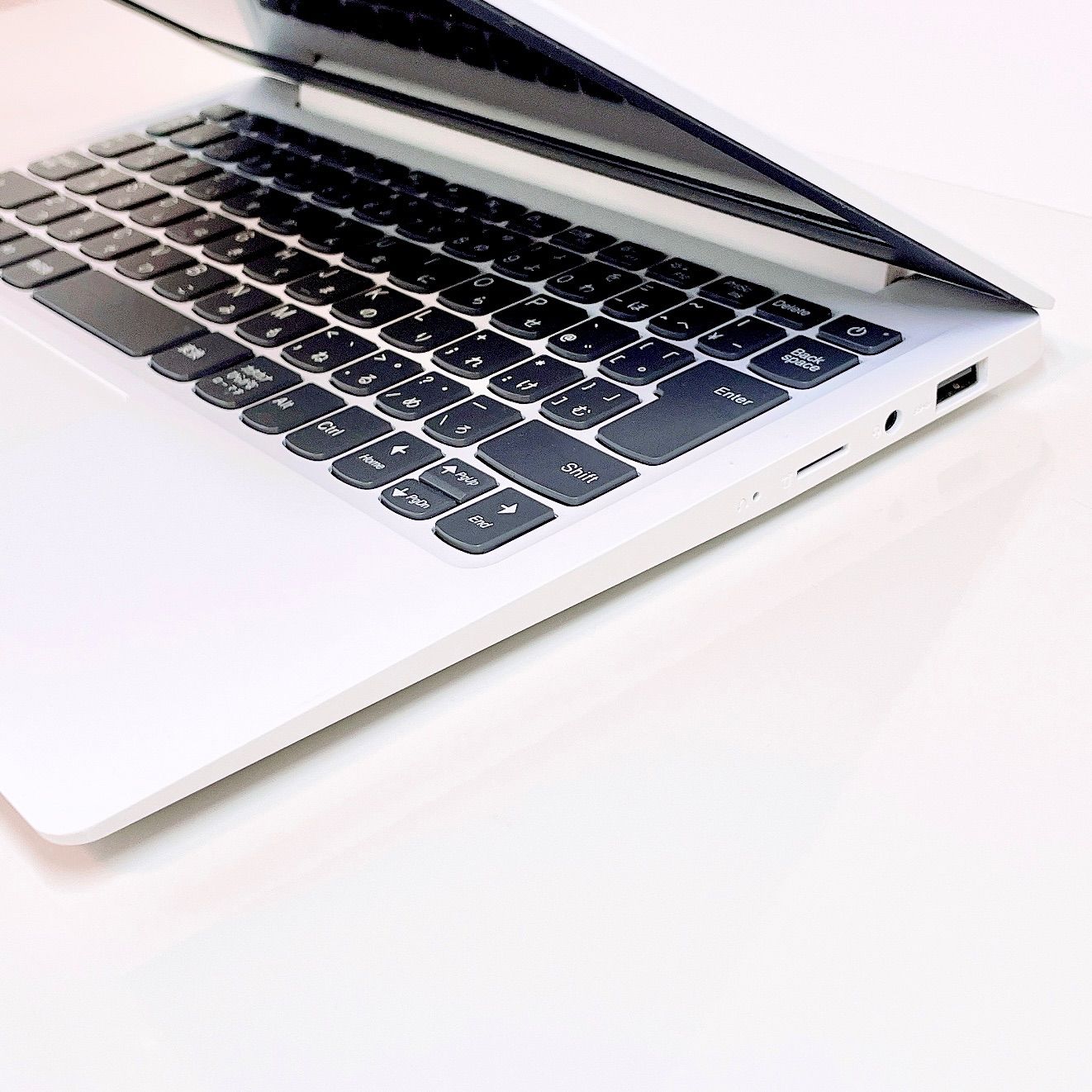 ホワイト 高年式2019年製