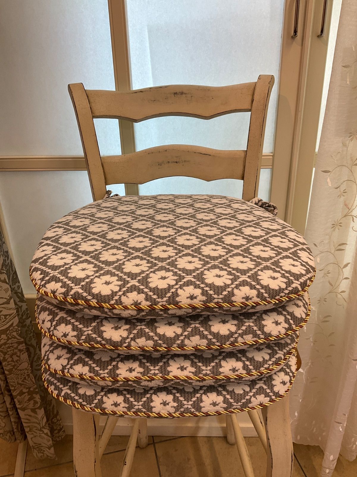 馬蹄形 ダイニングシート 43×45 小花柄グレー 4枚1組 NEXPOTALLINN_EU