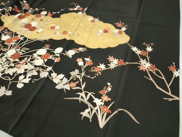 雲取り草花文 黒地