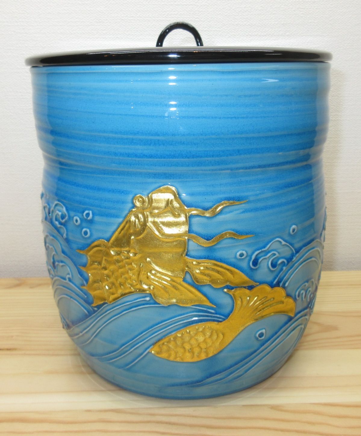 逢絢亭】茶道具 水指 京焼 浅黄交趾 荒磯の絵 真塗の塗蓋付 叶松谷 共