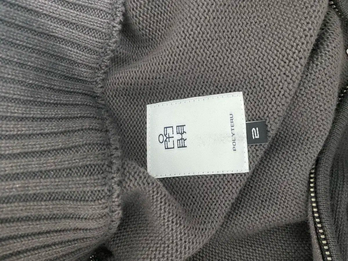 ジップアップ チャコール