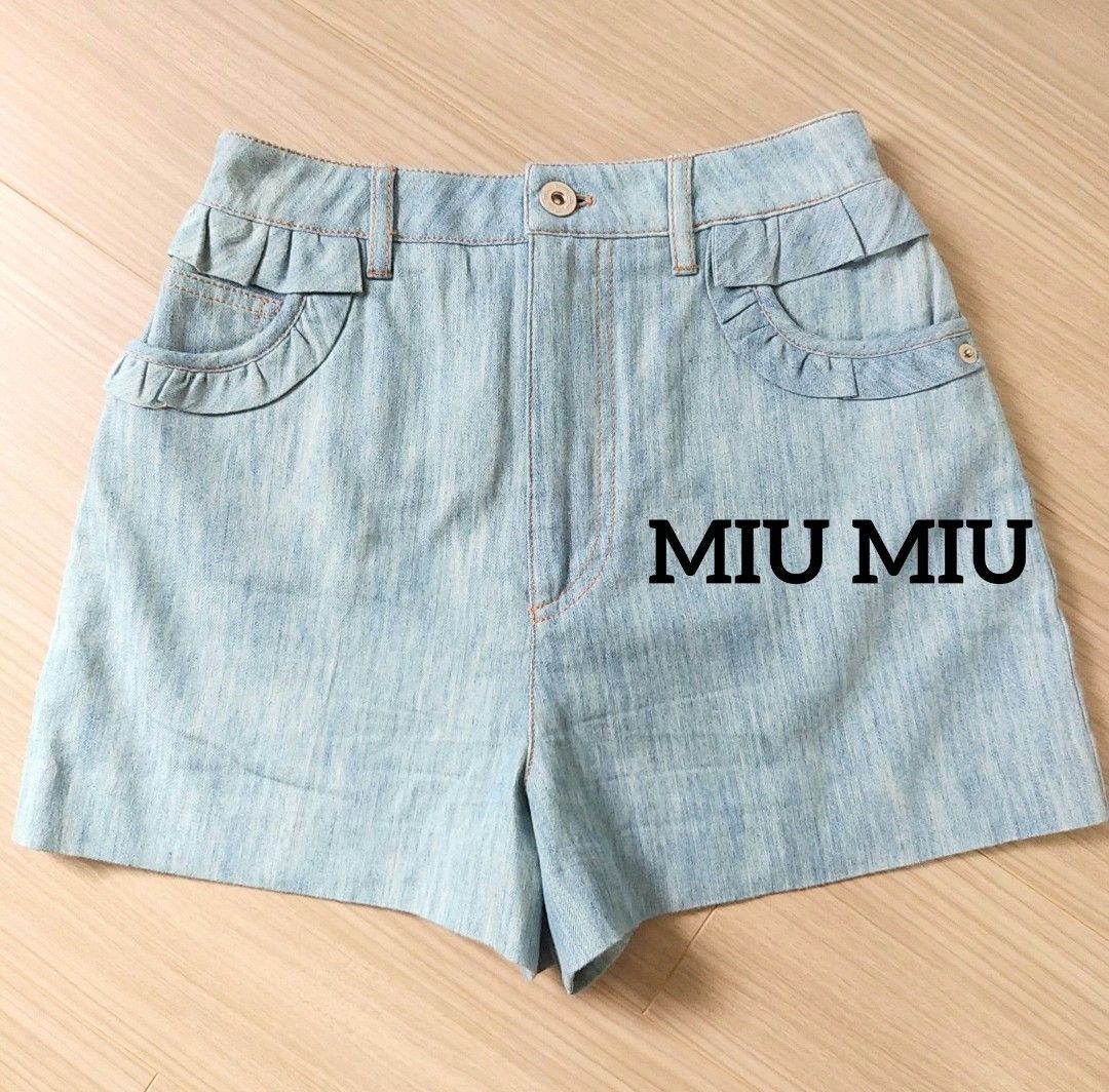 使用感少なめ 大人かわいい MIU MIU ミュウミュウ デニムショートパンツ フリルポケット 文字ロゴ フェミニン 水色 ブルー イタリア製 Made in Italy