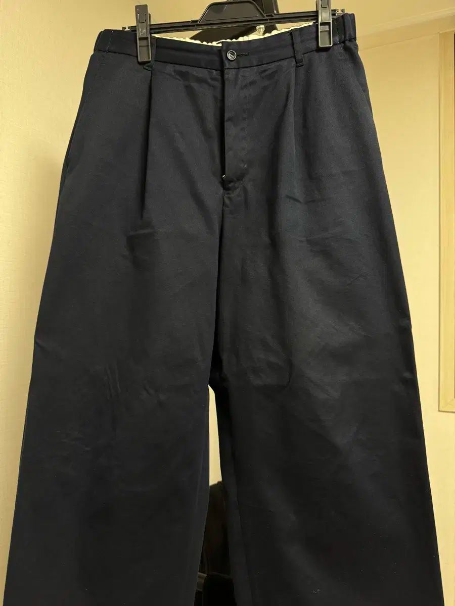 グラフペーパー ネイビー チノ ワイド ストレート スラックス 2