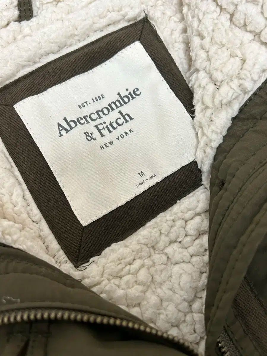 ディープカーキ