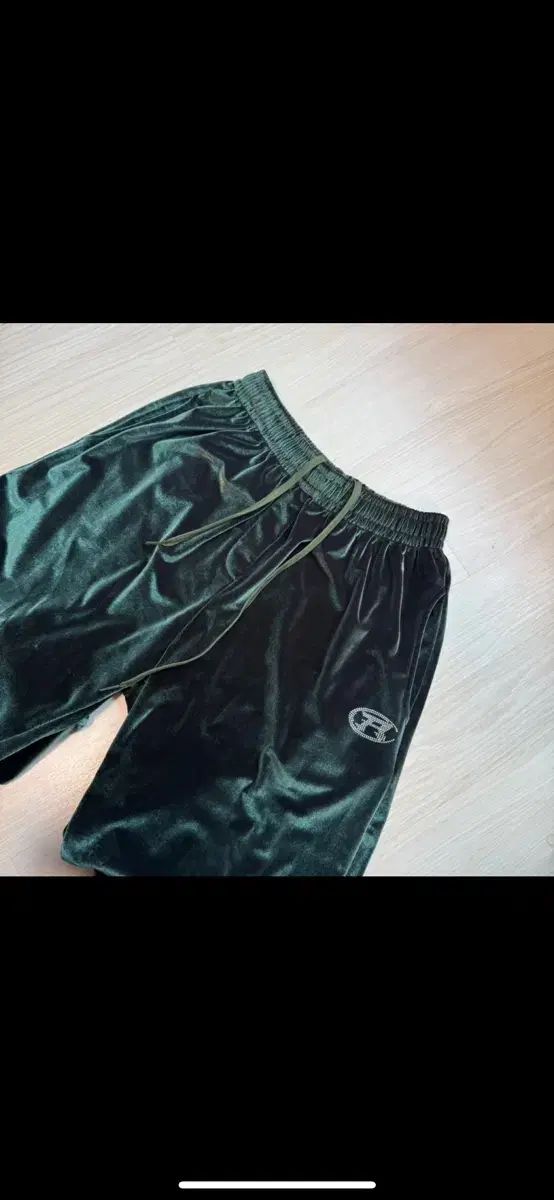 今日割引 ロックケーキ ツアーベルベット クロップド ジップアップ フーディー セットアップ MAAHADDERANG_COM