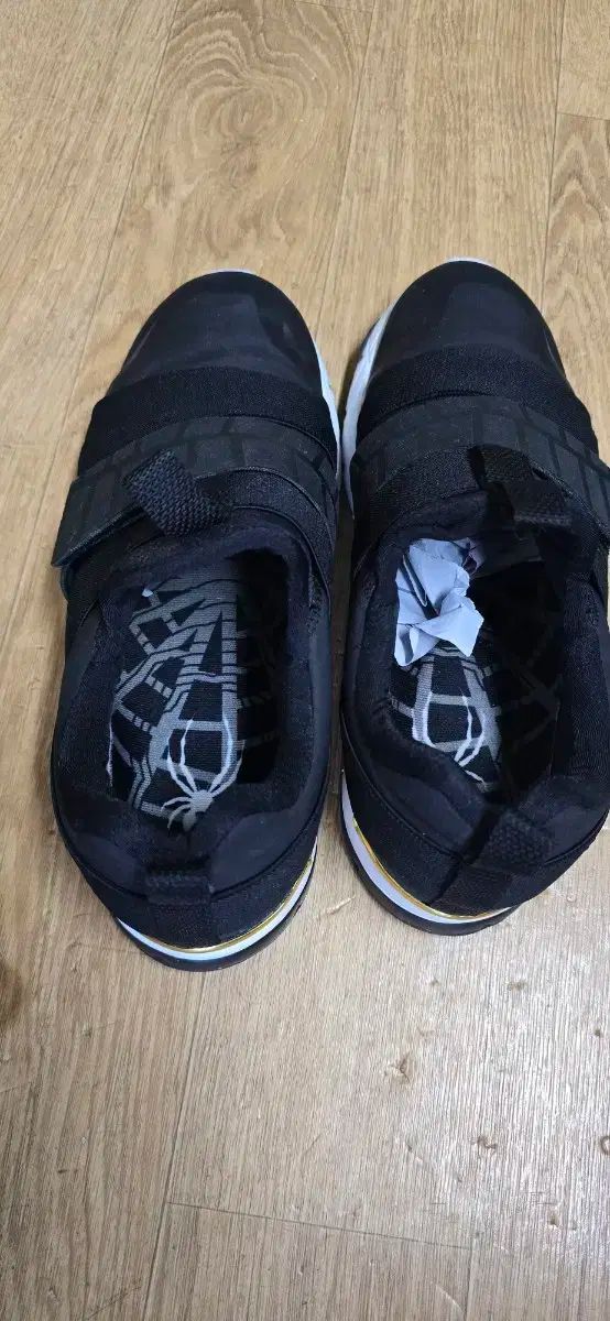 スパイダー ブラック バックル スニーカー レディース 250