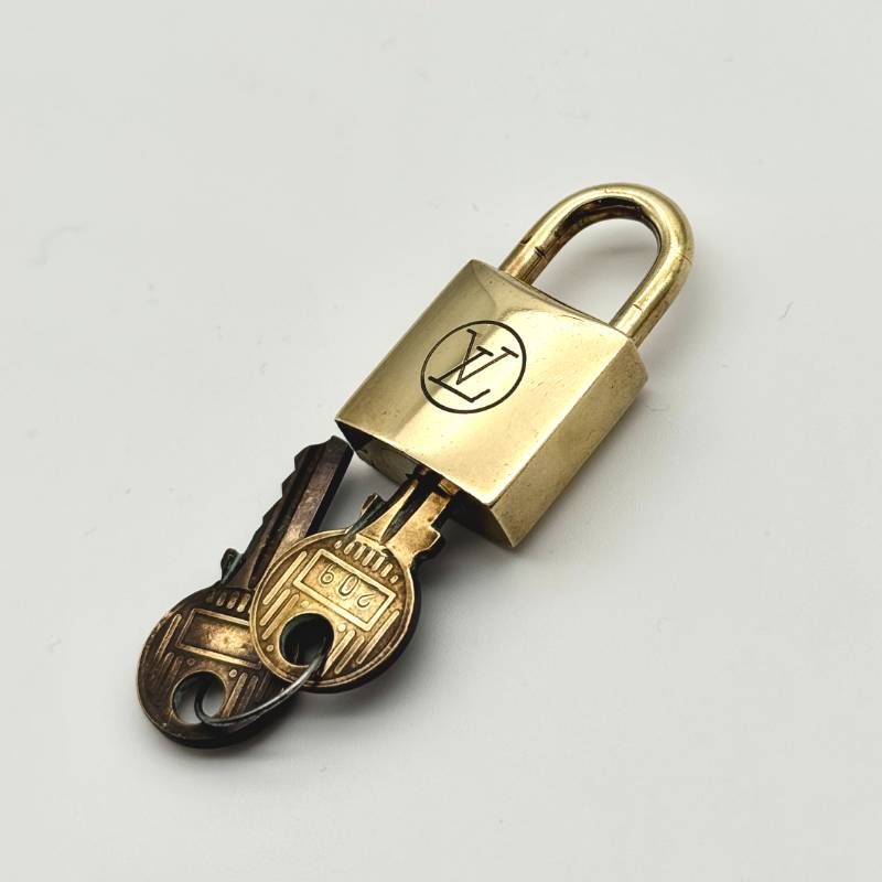 Louis Vuitton ロゴキーホルダー 南京錠付きカデナ 【公式通販】