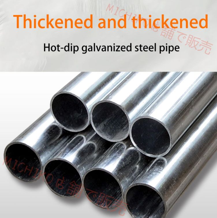 屋外の裏庭の農場の芝生の小動物用のウォークインモルモットハウス