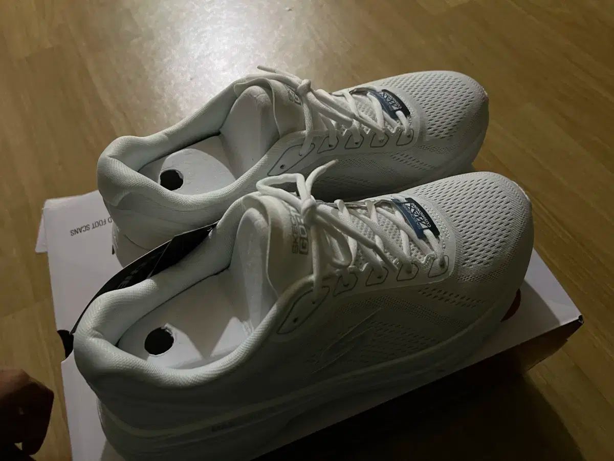 一度も履かずタグも取っていないSKECHERS スケッチャーズ 275 スニーカー