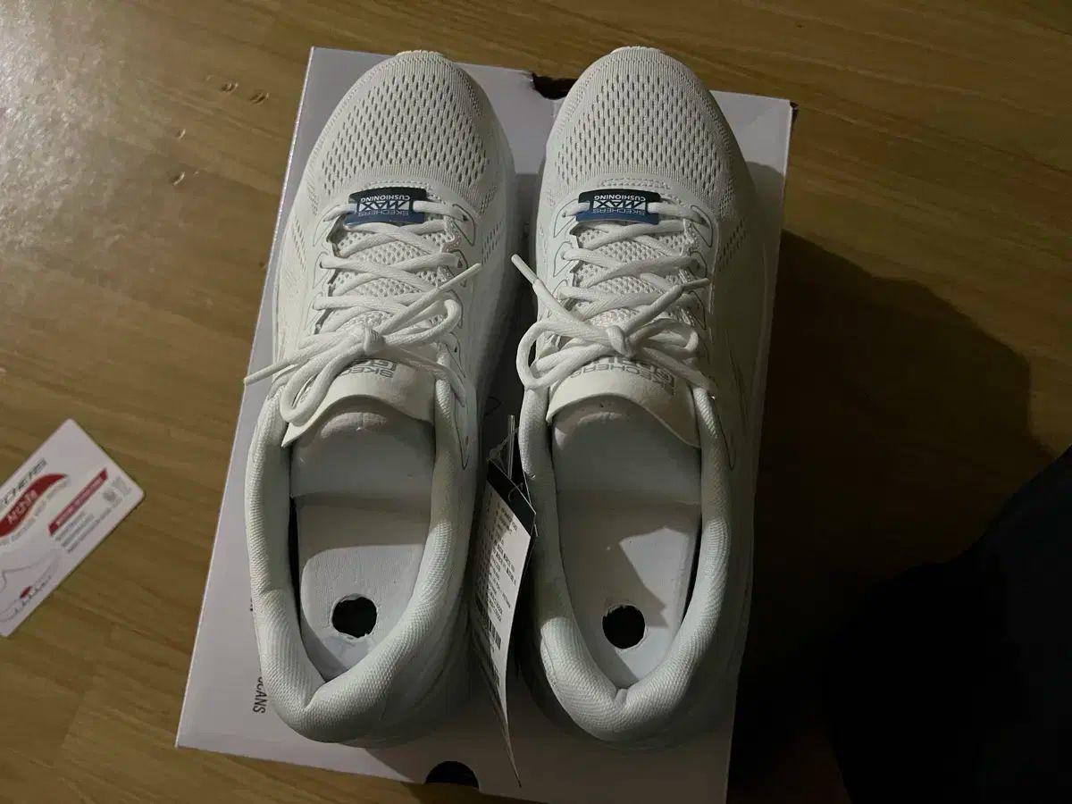 一度も履かずタグも取っていないSKECHERS スケッチャーズ 275 スニーカー