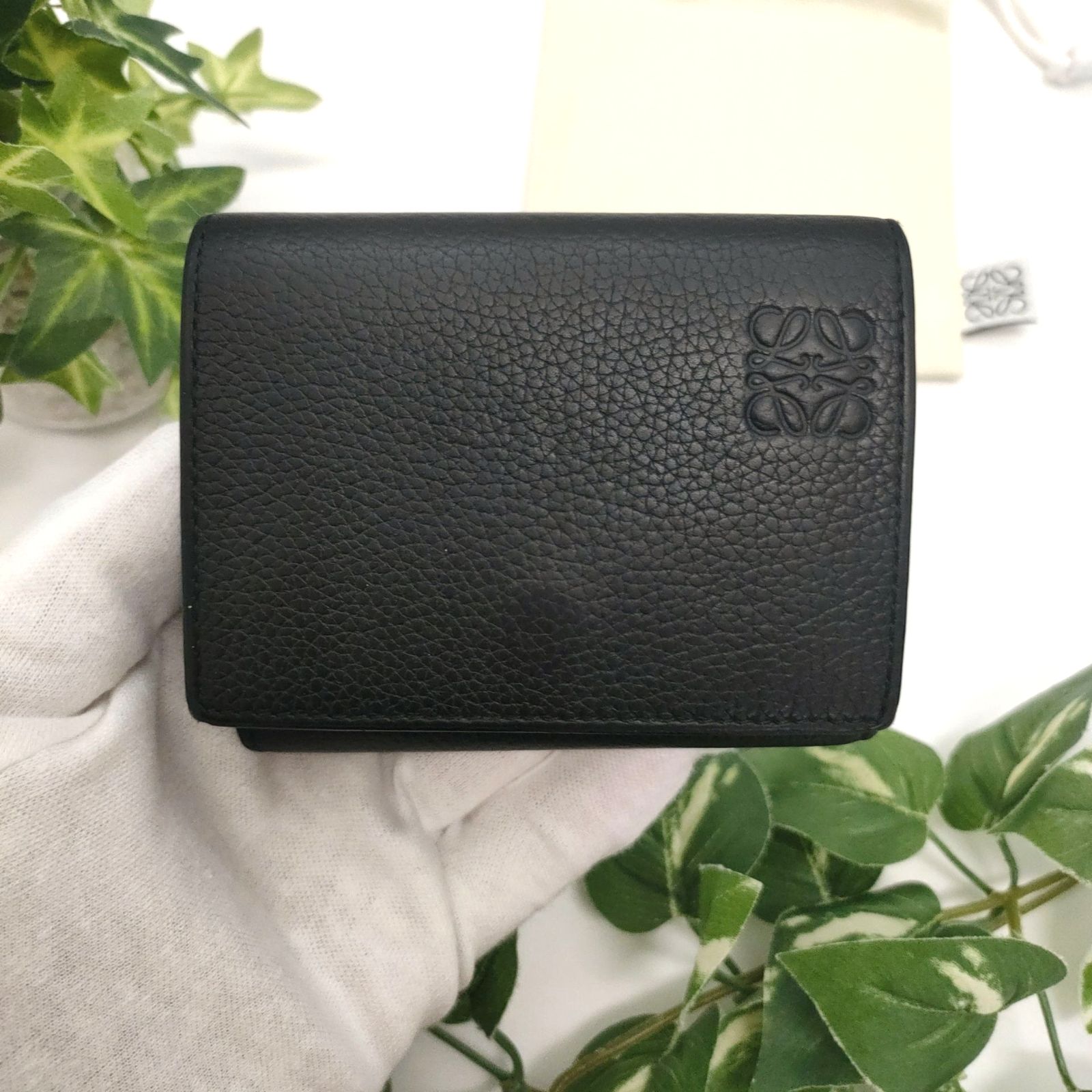 ロエベ 三つ折り財布 トライフォールド ウォレット　リピートアナグラム ブラック ロエベ 三つ折り財布 トライフォールドウォレット ブラック