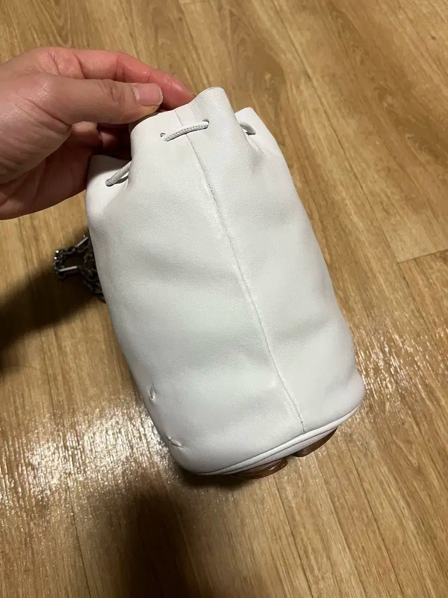 売り切れ次第終了。 メゾンマルジェラ 足袋 バケットバッグ 白 【最短翌日配送】