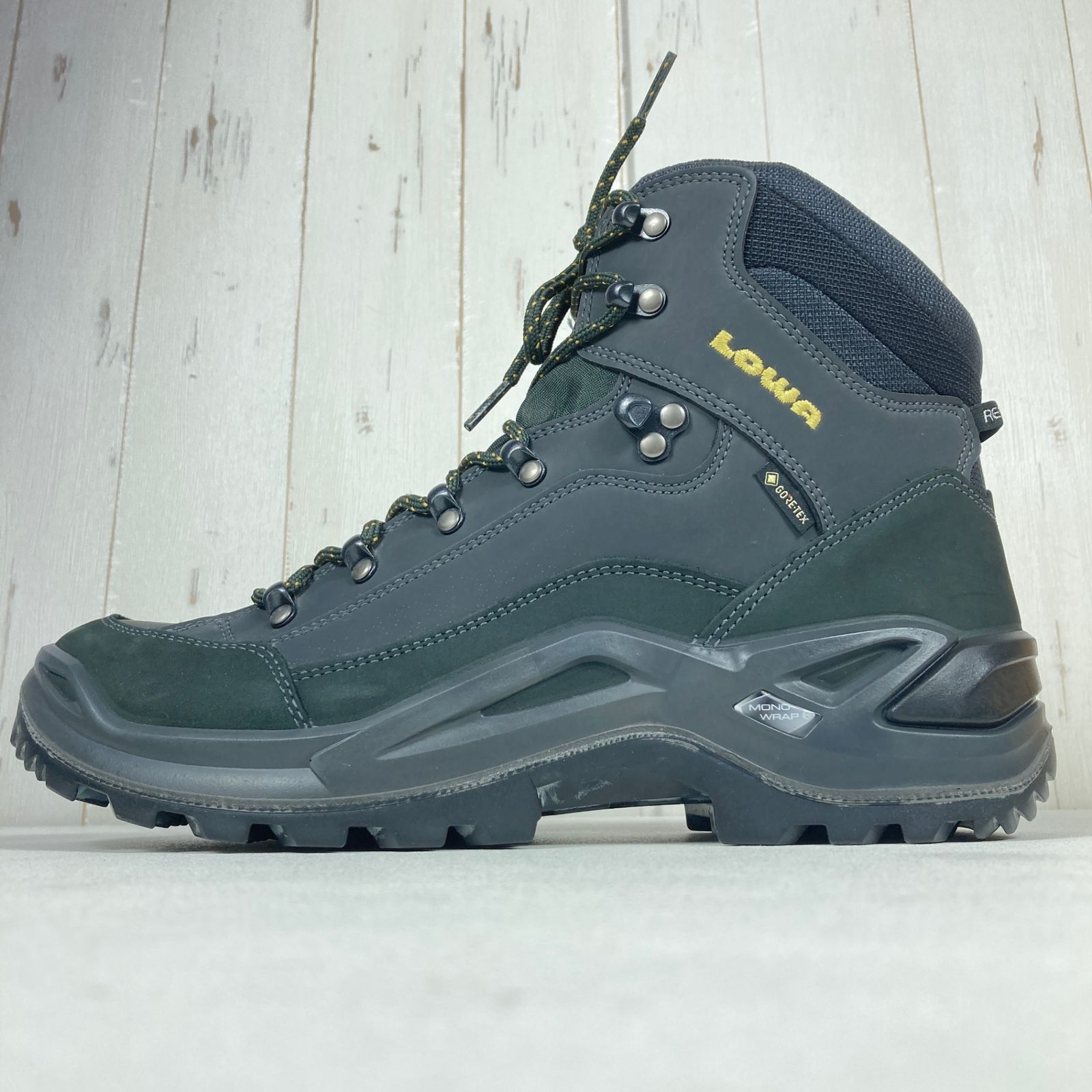 トレッキングブーツ