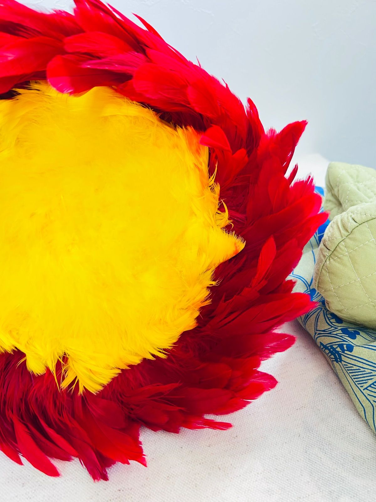 ウリウリ 一体型 フラダンス 楽器 ハワイ ハワイアン 赤 黄色 羽 マラカス Hawaii