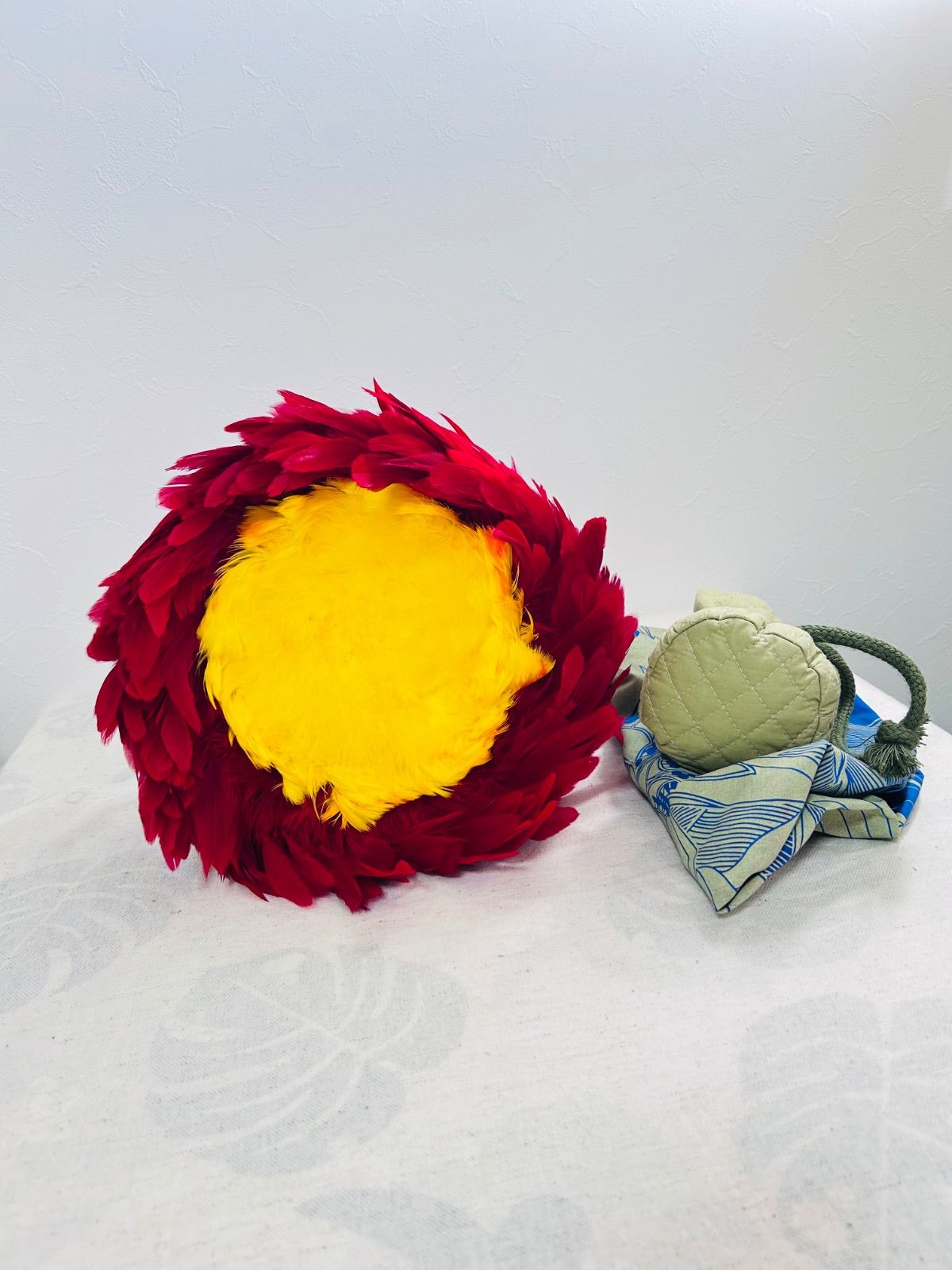 ウリウリ 一体型 フラダンス 楽器 ハワイ ハワイアン 赤 黄色 羽 マラカス Hawaii