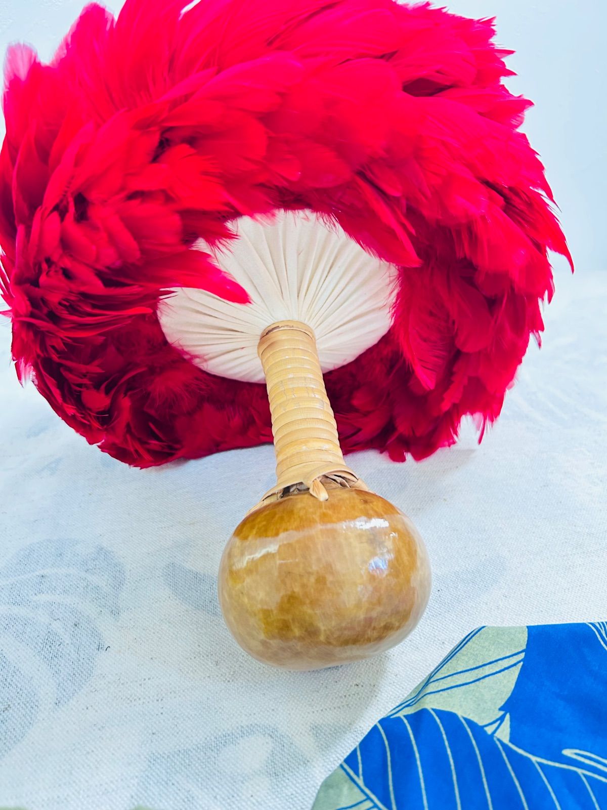 ウリウリ 一体型 フラダンス 楽器 ハワイ ハワイアン 赤 黄色 羽