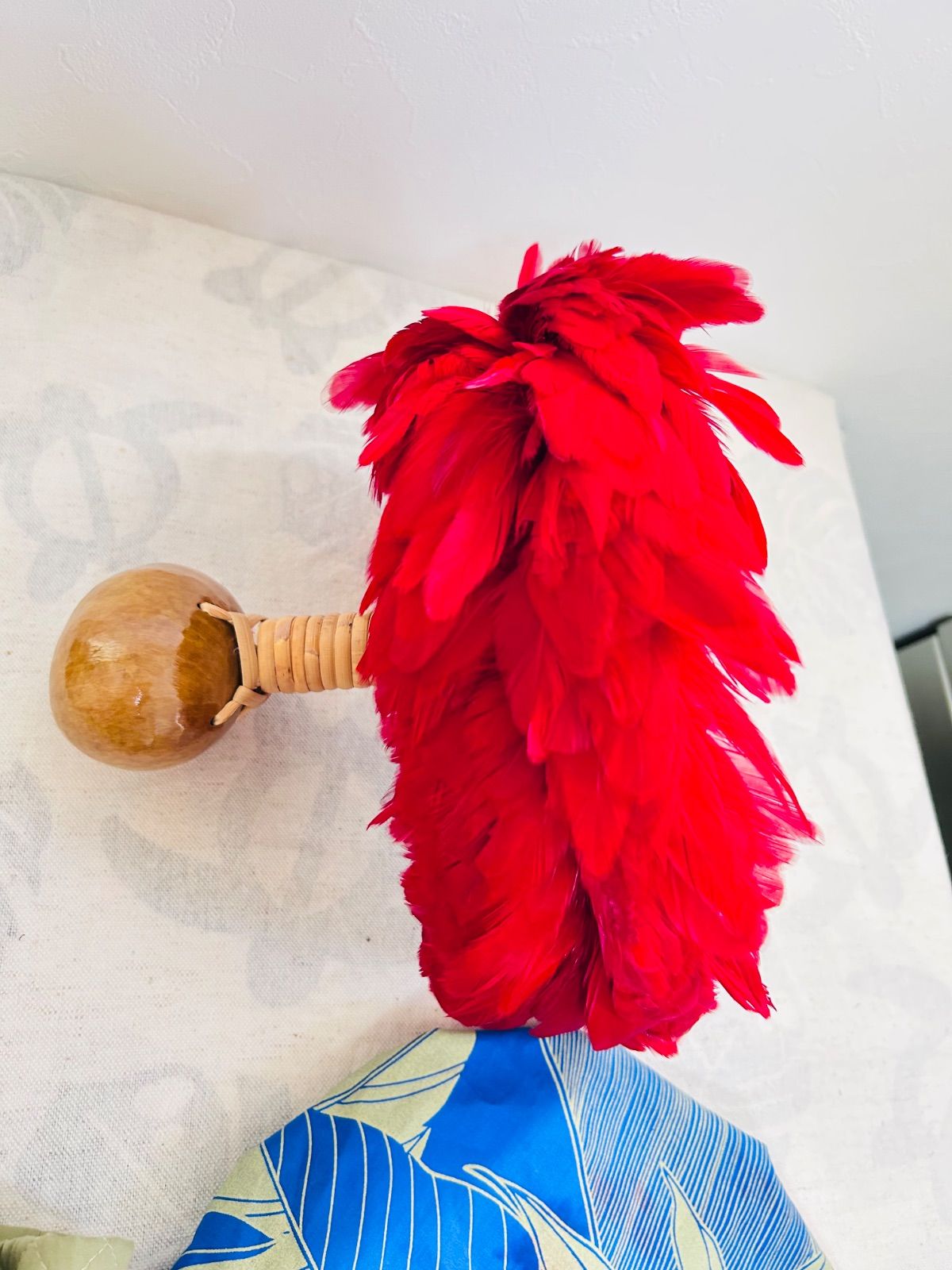 ウリウリ 一体型 フラダンス 楽器 ハワイ ハワイアン 赤 黄色 羽