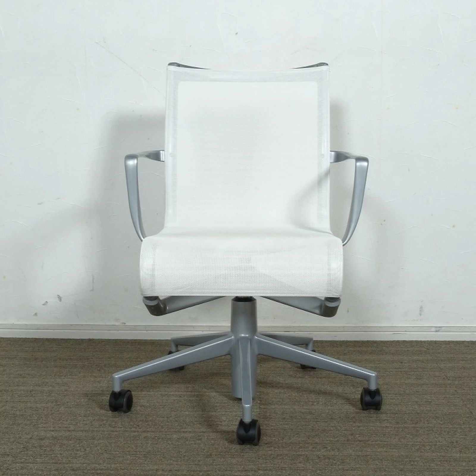 ◾︎SELUNO◾︎ 展示 Cassina ixc. カッシーナイクスシー Aliasアリアス ROLLINGFRAME ローリングフレーム 回転アームチェア ホワイトメッシュ 20万 v787