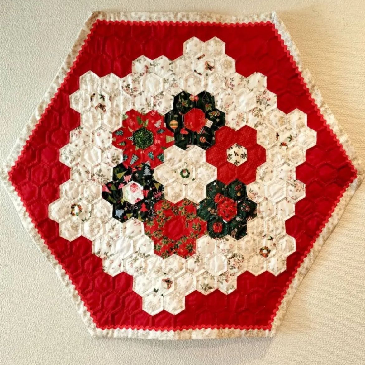 ヘキサゴンパッチワークキルトの🎄クリスマスタペストリー(約66cm㎝×78