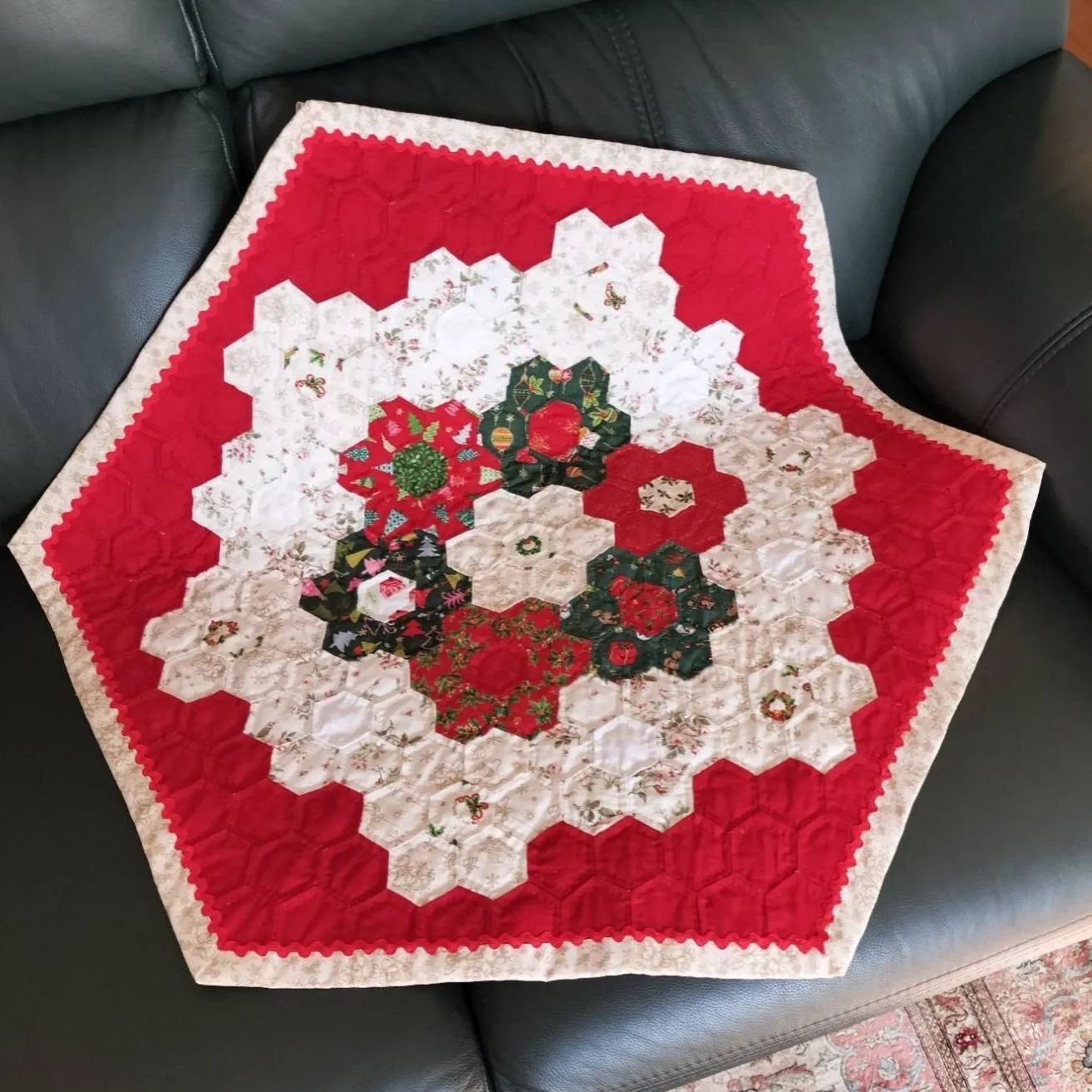 ヘキサゴンパッチワークキルトの🎄クリスマスタペストリー(約66cm㎝×78
