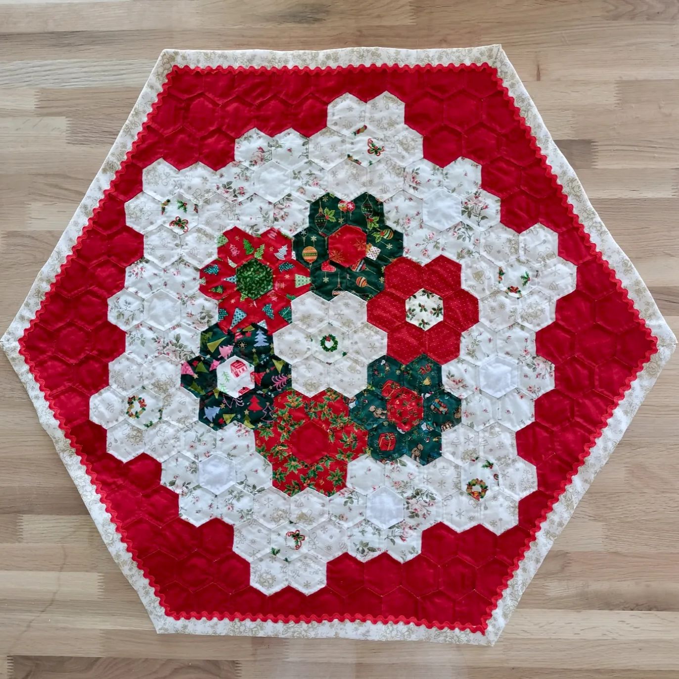 ヘキサゴンパッチワークキルトの🎄クリスマスタペストリー(約66cm㎝×78