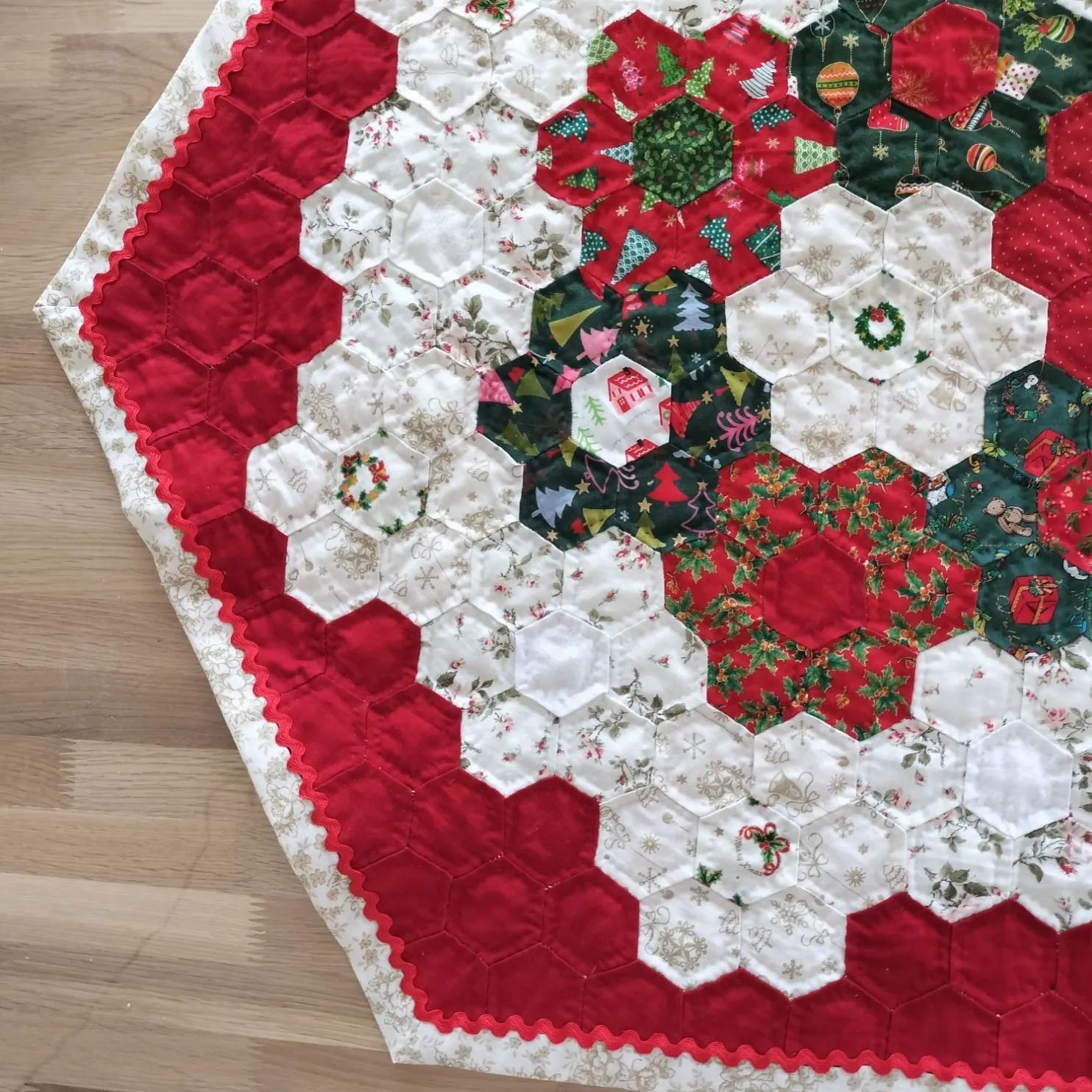 ヘキサゴンパッチワークキルトの🎄クリスマスタペストリー(約66cm㎝×78